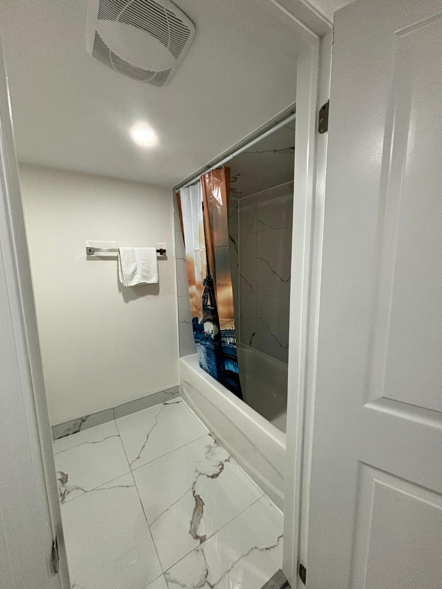Bright Queen Room Close To Sheridan College And Airport Brampton Ngoại thất bức ảnh