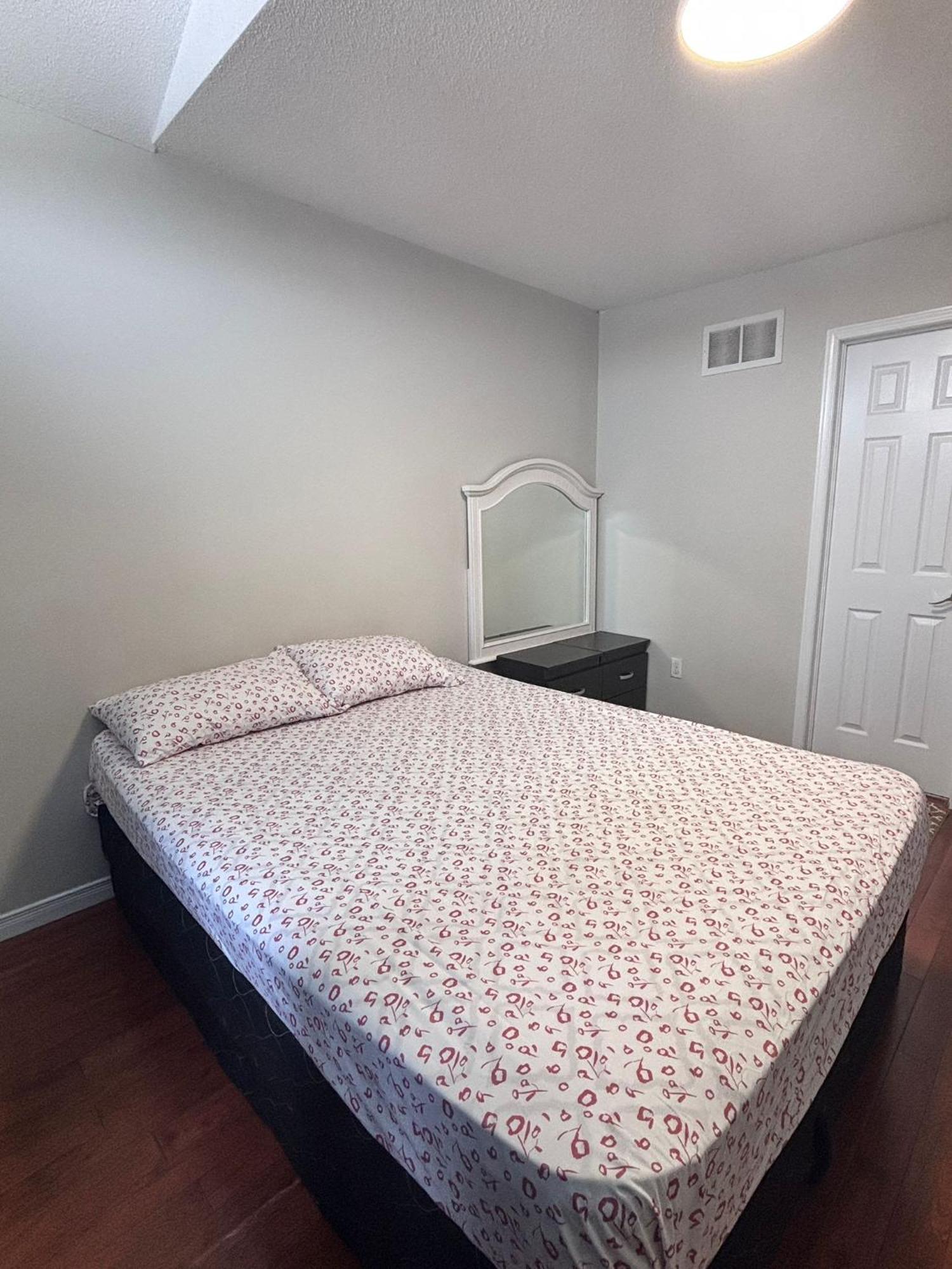 Bright Queen Room Close To Sheridan College And Airport Brampton Ngoại thất bức ảnh